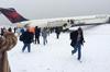 El avión que salió de la pista, llevaba abordo 125 pasajeros y 5 tripulantes durante su aterrizaje en medio del fuerte temporal de nieve que afecta a la ciudad.