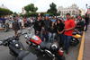 Hermosas edecanes se tomaron fotos con las personas que acudieron a la Plaza de Armas para ver a los motociclistas que estaban de paso.