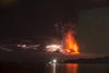 La violenta erupción ocurrió los primeros minutos de este jueves y fue reportada por los canales de televisión que se encuentran en vigilia a unos 50 kilómetros de distancia del macizo.