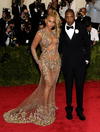 Beyonc&eacute; luci&oacute; un vestido transparente de Givenchy.