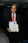 El Dr. Ángel González Romero durante la entrega de documentación.