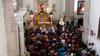 Al llegar al Templo de San Antonio de Padua, en Cuencamé, el sacerdote y el pueblo les dan la bienvenida.
