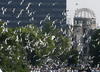 En el Hiroshima Peace Memorial Peace Park en Hiroshima, decenas de palomas blancas volaron homenajeando a los fallecidos.