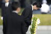 Abe ofreció una corona de flores en memoria de las víctimas.