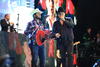 Entre gritos de los fan&aacute;ticos que exig&iacute;an la salida de Juli&oacute;n, la estrella apareci&oacute; para cantar &lsquo;Y as&iacute; fue&rsquo;, tema que el p&uacute;blico recibi&oacute; con euforia.