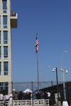 Con el izamiento de la bandera estadounidense, se reabrió oficialmente la embajada de ese país en Cuba, en un histórico acto que refrenda el restablecimiento de relaciones diplomáticas entre ambos países.