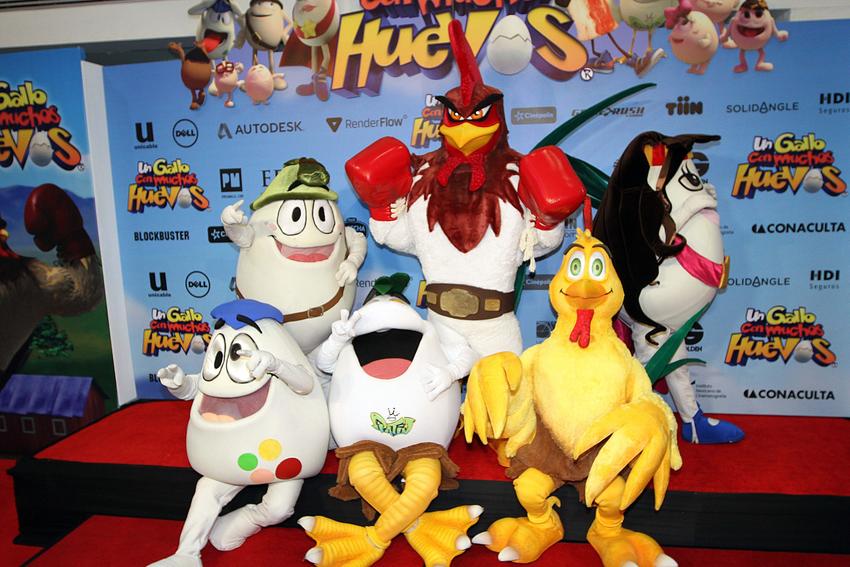 El desfile de botargas de “Toto”, “Willy”, “Bibi”, “Confi”, “Coco”, “Patín  Patán” abrió paso a la llegada de actores, cantantes y luchadores. Estrenan  la película Un gallo con muchos huevos, fotos en