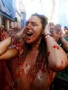 Las calles del centro de Buñol España se vistieron de rojo para dar festejo a la tradicional fiesta 'Tomatina'.