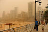 Han sido más de 1,200 personas las que han sido atendidas en esa ciudad por problemas respiratorios derivados de la tormenta de arena.