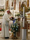 El papa Francisco realizó una ofrenda floral,  frente a la estatua de la Virgen de la Caridad del Cobre en Santiago de Cuba. Donde también ofreció una última misa para continuar con su viaje de 9 días.