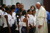 En su última etapa de visita a Cuba, se reunió con niños, donde recibió regalos.