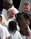 Un coro de niños recibieron al papa Francisco en el aeropuerto.