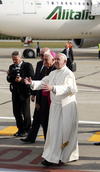 El papa Francisco es recibo por seguidores a su llegada al aeropuerto Antonio Maceo en Santiago de Cuba.