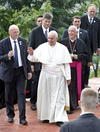 El papa Francisco es recibo por seguidores a su llegada al aeropuerto Antonio Maceo en Santiago de Cuba.