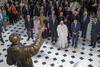 Al finalizar su discurso, visitó la escultura del primer santo hispano de Estados Unidos, Junípero Serra.