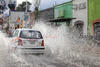 Un vendedor de paletas asume el riesgo de atravesar Dolores del Río a pie, pese a ser la zona donde más árboles caen en este tipo de tormentas.