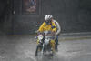 Una mujer se resguarda de la lluvia.