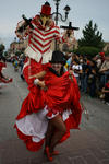 El carro representativo de Ferm&iacute;n marcaba el final de los hermanos, con el Folkl&oacute;rico Huichol y sus bufones de carnaval.