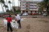 Habitantes de la zona turística de Puerto Vallarta se preparaban protegiendo sus casas ante el impacto del huracán.