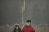 La Oficina municipal de protección medioambiental de Beijing explicó que las malas condiciones del aire se deben al uso de carbón como calefactor por el frío invernal, así como las emisiones de vehículos.