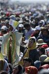 Ante aproximadamente 300 mil personas y la música de la Orquesta Sinfónica del Estado de México, Francisco comenzó la ceremonia a las 11:38 horas en el Centro de Estudios de esa ciudad.