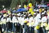 Miles de ciudadanos salieron las las calles de Ecatepec a recibir al Papa con globos blancos y amarillos.