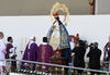 Con la tradicional ola, los fieles que desde temprana hora accedieron al estadio "Venustiano Carranza" para recibir al Papa Francisco.