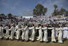 Con la tradicional ola, los fieles que desde temprana hora accedieron al estadio "Venustiano Carranza" para recibir al Papa Francisco.