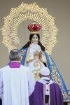 Con la tradicional ola, los fieles que desde temprana hora accedieron al estadio "Venustiano Carranza" para recibir al Papa Francisco.