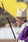 Con la tradicional ola, los fieles que desde temprana hora accedieron al estadio "Venustiano Carranza" para recibir al Papa Francisco.