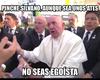 “No seas egoísta”, reprochó el Papa al joven que tiró de él emocionado, momento que fue transmitido en vivo y las imágenes han dado ya la vuelta al mundo.