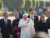 El Papa llegó en un auto cerrado al hangar presidencial.