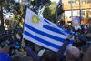 En las calles, fieles alzaron la bandera de Argentina.