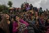 Serie ganadora del tercer premio en Historias de la categoría individual de noticias de actualidad de la 59 edición del World Press Photo, tomada por el fotógrafo australiano del New York Times Daniel Berehulak. La fotografía muestra varias mujeres llorando mientras el cuerpo sin vida de la pequeña Rejina Gurung de tres años es recuperado de entre los escombros, en Gumda (Nepal).