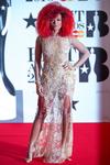 La cantante británica Jess Glynne posa a su llegada a los Brit Awards.
