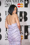Rihanna presumió su vestido en la alfombra roja.