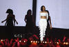 La cantante Rihanna salió al escenario entre luces geométricas neón con el tema musical “Work”, ataviada con pantalón de flecos y top blanco