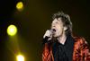 Jagger, vestido estrictamente de negro como la mayoría del público, desató una complicidad absoluta con la audiencia cuando saludó con un "Hola, mis causitas (amigos)".