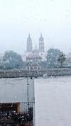 Así luce la catedral ante la nevada que se ha registrado en la capital.