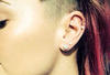 Demi Lovato se ha hecho cuatro piercings en la oreja.