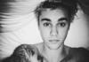 Justin compartió en redes sociales una foto en la que aparece acostado en una cama luciendo su nuevo accesorio.