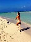 Desde Miami, Frida Sofía colocó en su Instagram en la que aparece corriendo sobre las playas de Miami, enseñando trasero y paseando a su mascota.