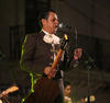 Los doce integrantes se impusieron en el escenario con elegantes trajes de mariachi en tono café y ligeros detalles dorados mientras interpretaban “A pierna suelta”, canción popularizada por Pepe Aguilar.