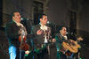 Los doce integrantes se impusieron en el escenario con elegantes trajes de mariachi en tono café y ligeros detalles dorados mientras interpretaban “A pierna suelta”, canción popularizada por Pepe Aguilar.