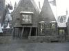 En medio de fuegos artificiales y efectos de imágenes proyectadas en el castillo de Hogwarts, se inauguró la nueva atracción en los Estudios Universal de Hollywood basada en "Harry Potter".