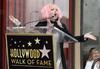 Cyndi Lauper develó su estrella en el Paseo de la Fama de Hollywood en Los Ángeles.