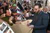El protagonista de la cinta, Chris Evans, firmó autógrafos a su llegada al Teatro Dolby.