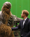 Chewbacca saluda al príncipe Enrique.