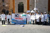 Ataviados con sus batas blancas, los médicos se manifestaron ayer 1 de mayo en contra de la violencia que persiste a nivel nacional y de las violaciones a sus derechos laborales.