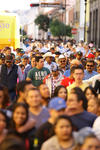 El contingente de sindicatos de la Unión Nacional de Trabajadores y del Magisterio Unido de Durango marchó por la calle 5 de Febrero.